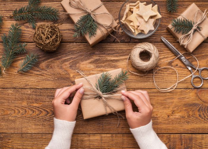 Weihnachtsgeschenke und Baumzweige