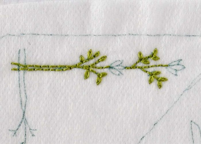 Steli di fiori ricamati a punto indietro e a punto catenella staccato