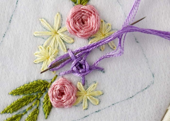 Ricamo di fiori a punto ruota intrecciato viola