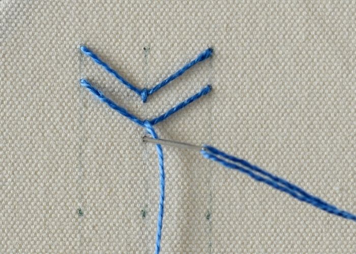 Zweifarbige Fliegenstich-Stickerei Schritt 2
