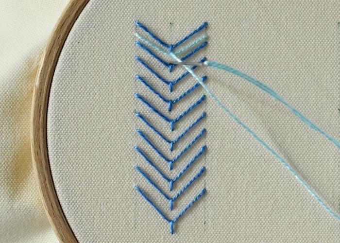 Zweifarbige Fliegenstich-Stickerei Schritt 4