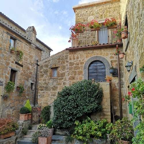 Cortile a Civita di Bagnoregio, Italia